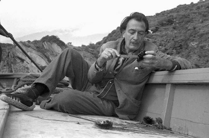 Salvador Dalí con alpargatas de yute